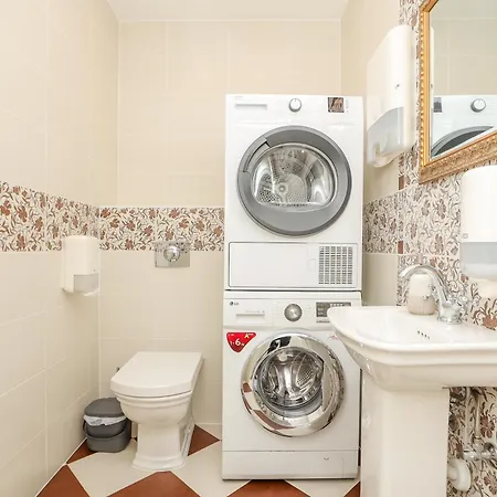 Near Meridianas With Parking I Cohost Apartman