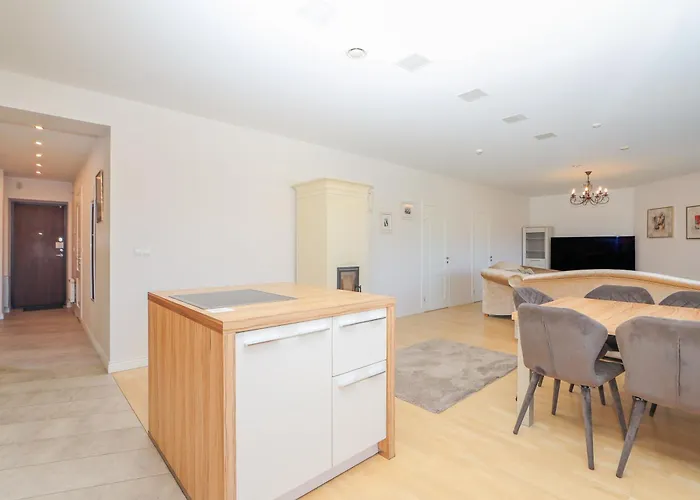 Near Meridianas With Parking I Cohost